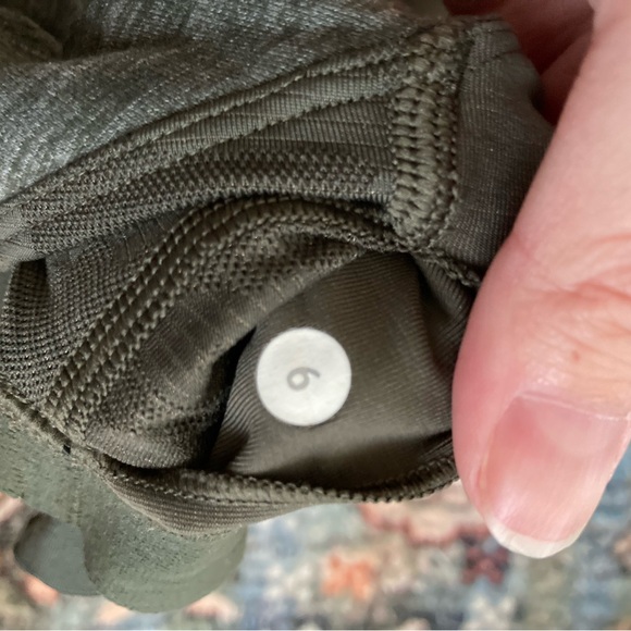 Lululemon Grey Tank Top with camouflage built in bra Sz 6 - Picture 4 of 4